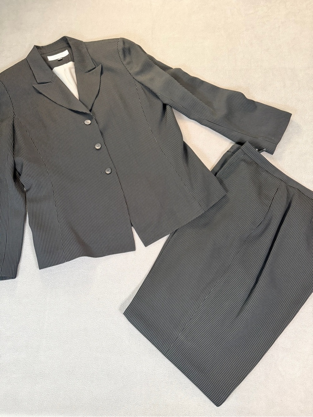 Tahari- Arthur S Levine- Women's Black Pinstripe Pantsuit- Size 16- Career